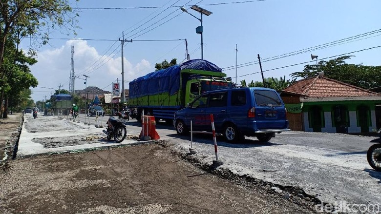 Pelebaran Jalur Pantura Probolinggo untuk Arus Mudik Dikebut Pelebaran Jalur Pantura Probolinggo untuk Arus Mudik Dikebut