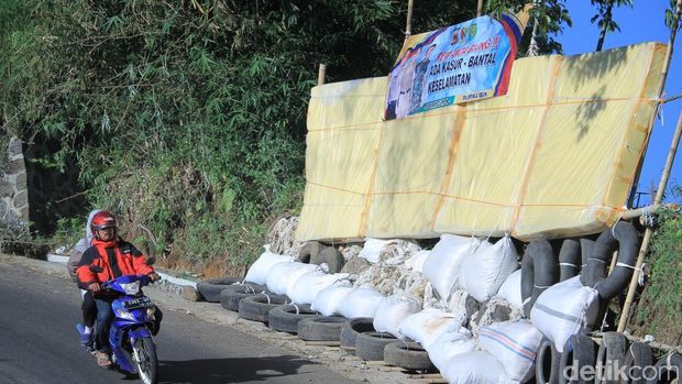 Kasur-Bantal Keselamatan Dipasang di Jalur Mudik Ibun-Kamojang