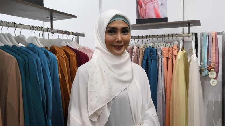 Tetap Kerja Saat Puasa, Ini Tips dari Fenita Arie Tetap Kerja Saat Puasa, Ini Tips dari Fenita Arie