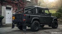 Sementara untuk menambah kesan buas, mobil dibekali dengan pelek 9 x 16 Satin Black Defend 68 dengan ban 285/75/16.