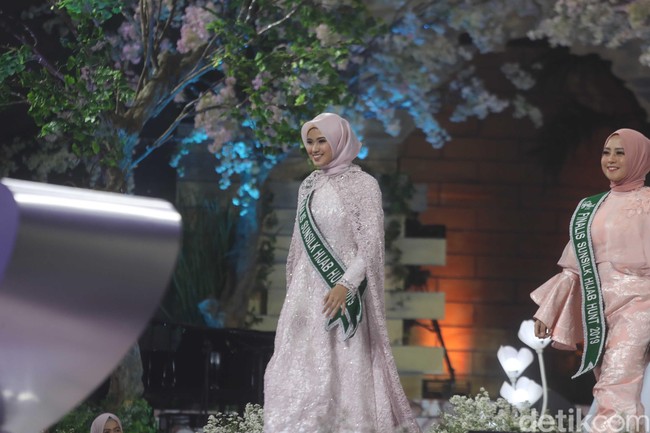 Grand Final Sunsilk Hijab Hunt 2019 telah dihelat di Enconvention Ancol, Jakarta Utara pada Sabtu (25/05/2019). Acara tersebut disiarkan langsung di Trans TV pada pukul 19.30. Para juri yang terdiri dari Tantri Syalindri, Ivan Gunawan, dan Nirina Zubir telah memutuskan para juara Sunsilk Hijab Hunt 2019. Foto: Pradita Utama/Wolipop