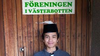 Penulis di pintu masuk Islamiska Foreningen I Vasterbotten. Masjid ini menjadi pusat kegiatan umat Islam yang ada di Umea, Swedia di Bulan Ramadhan (Agung Widhianto/Istimewa)