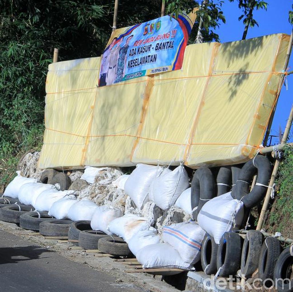 Potret Bantal-Kasur Keselamatan yang Dipasang di Jalur Mudik Potret Bantal-Kasur Keselamatan yang Dipasang di Jalur Mudik