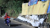 Bantal dan kasur keselamatan nampak terpasang di titik rawan kecelakaan lalu lintas di jalur Ibun Kamojang, Kabupaten Bandung, Sabtu (25/5/2019).