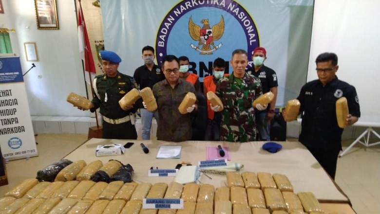 BNN Jambi Gagalkan Penyelundupan 74 Kg Ganja, 1 Oknum TNI Ditangkap BNN Jambi Gagalkan Penyelundupan 74 Kg Ganja, 1 Oknum TNI Ditangkap
