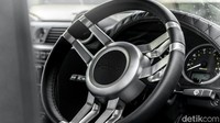 Setirnya dibalut Satin Silver Kahn sementara bagian pedalnya menggunakan pedal aluminium khas Khan.