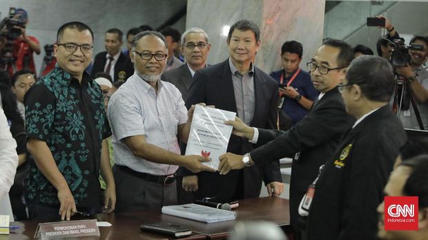 Ketua tim hukum BPN Prabowo-Sandi, Bambang Widjojanto saat mendaftarkan sengketa hasil Pilpres 2019 di MK, Jakarta, Jumat (24/5).