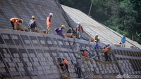 Di beberapa bagian, petugas masih nampak sibuk menyelesaikan proyek pembangunan jalan Tol Cisumdawu.
