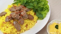 Nasi kuning juga bisa dibuat dengan rice cooker. Cocok buat sarapan praktis. Diberi topping tumisan sosis, rasanya makin enak. Coba cek langkah-langkah membuatnya di resep ini. Foto: Ari Saputra/detikcom