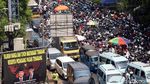 Penampakan Kendaraan Menumpuk Padati Kawasan Tanah Abang