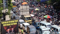 Warga pun memenuhi kawasan Tanah Abang untuk berbelanja keperluan lebaran.