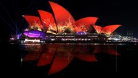 Sejak pertama kali digelar pada tahun 2009, Vivid Sydney tak hanya menampilkan beragam lampu warna-warni untuk memukau pengunjung. Festival ini juga menampilkan pertunjukan musik dan seminar serta kompetisi untuk menampilkan ide-ide kreatif yang tak kalah keren.