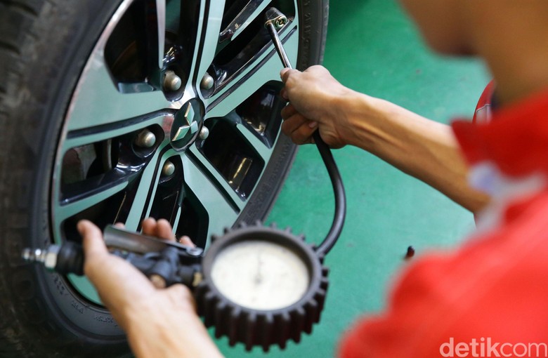 Periksa ban sebelum berangkat mudik. Foto: Grandyos Zafna Periksa ban sebelum berangkat mudik. Foto: Grandyos Zafna