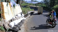 Bantal dan kasur keselamatan itu dipasang untuk mengantisipasi terjadinya kecelakaan lalu lintas di area tersebut, terlebih jalur Ibun Kamojang jadi salah satu jalur alternatif mudik lebaran dari arah Bandung menuju Garut.