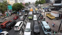 Banyak warga yang mendatangi kawasan Tanah Abang, membuat area tersebut padat oleh kendaraan.