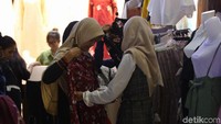 Usai pencarian THR jelang lebaran masyarakat berbondong-bondong berbelanja di Pasar Tanah Abang. 