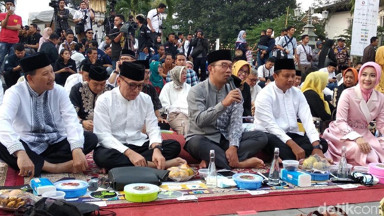 Jalin Persatuan, Warga Jawa Barat Kompak Buka Bersama di Jalanan Jalin Persatuan, Warga Jawa Barat Kompak Buka Bersama di Jalanan