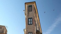 Thin Apartment Building di Italia adalah bangun tipis berusia tua berlantai tiga. Istimewa/Dok. www.theworldgeography.com.