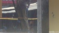 Saat itu dilakukan simulasi penembakan dengan mengarahkan senjata kearah pos penjaga.