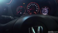 Sedangkan bagian interiornya cukup banyak perbedaan khususnya pada dashboard. Satu fitur yang benar-benar baru adalah wujud head unitnya, yang kini ukurannya cukup besar 8 inci untuk tipe RS CVT ini.