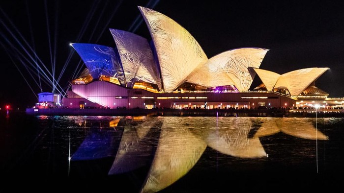 Festival tahunan Vivid Sydney kembali digelar kota Sydney, Australia. Warna-warni lampu nampak memukau menghias bangunan Sydney Opera House. Penasaran?