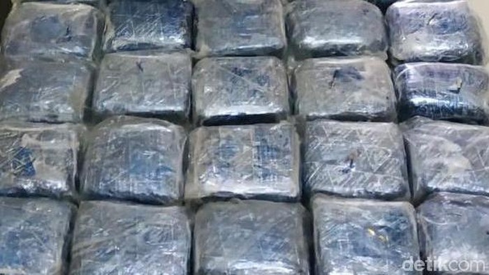 Polisi mengungkap 35 Kilogram sabu, yang ternyata dikonsumsi dokter akibat stres pekerjaan. Foto: Pengungkapan Sabu 35 Kg (Ibnu-detikcom) Polisi mengungkap 35 Kilogram sabu, yang ternyata dikonsumsi dokter akibat stres pekerjaan. Foto: Pengungkapan Sabu 35 Kg (Ibnu-detikcom)