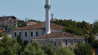 Masjid Azizyie juga dibangun pada tahun 1863 di masa pemerintahan Sultan Abdul Aziz. Masjid ini disebut sebagai masjid terbesar yang didirikan oleh Kekaisaran Ottoman di Dobruja, yang kala itu menjadi bagian dari Kerajaan Rumania Lama. Kini Masjid Azizye menjadi salah satu monumen bersejarah yang ditetapkan oleh Kementerian Kebudayaan dan Agama Rumania. Dok. Wikipedia/Dora Domsa.