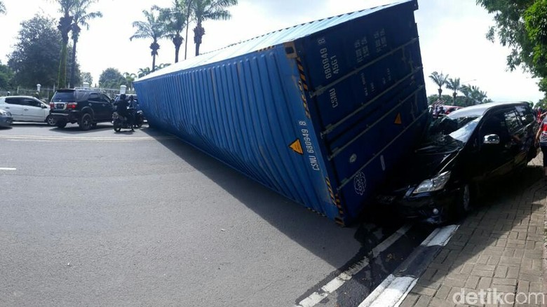 Hilang Kendali Truk Kontainer di Palembang Terguling Hilang Kendali Truk Kontainer di Palembang Terguling