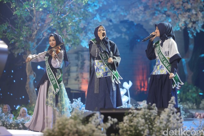 Pada segmen ketiga giliran tiga hijabers berbakat unik meriahkan panggung final Sunsilk Hijab Hunt 2019. Mereka adalah Reni Febrianti dengan bakat beatbox, Maya Aditya dengan permainan biola, dan Resky Amalia dengan penampilan vokal.  Foto: Pradita Utama/Detikcom