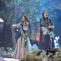 Pada segmen ketiga giliran tiga hijabers berbakat unik meriahkan panggung final Sunsilk Hijab Hunt 2019. Mereka adalah Reni Febrianti dengan bakat beatbox, Maya Aditya dengan permainan biola, dan Resky Amalia dengan penampilan vokal.  Foto: Pradita Utama/Detikcom