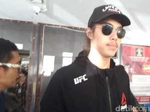 Ultah Sehari Lebih Cepat, Anak dan Istri Bawakan Dhani Tumpeng