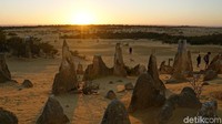 Segera kami berjalan ke lokasi karena sebentar lagi akan gelap. Sunsetnya sangat indah, keemasan warnanya. Warna keemasan itu berpadu padan dengan warna kekuningan dari pasir yang ada (Masaul/detikcom) 
