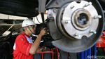 Jelang Lebaran, Bengkel Dipenuhi Mobil Pemudik