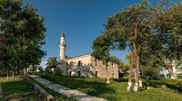 Masjid Esmahan Sultan disebut sebagai masjid tertua yang berada di Rumania. Masjid ini dibangun pada tahun 1573. Dok. Wikipedia/Ioan Bodean.