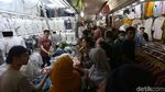 Aksi 22 Mei Mereda, Masyarakat Habiskan THR di Pasar Tanah Abang