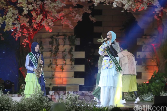 Tissa Tavini asal Yogyakarta membuka penampilan di segmen kedua dengan menunjukkan bakatnya bermain alat musik saxophone. Hijabers berparas manis ini tampil tak sendiri, ia duet dengan Ananda Nurfadilah, finalis Sunsilk Hijab Hunt 2019 asal Makassar, membawakan lagu berjudul Mama Papa Larang yang dipopulerkan oleh Judika. Foto: Pradita Utama/Detikcom