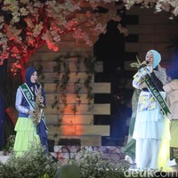 Tissa Tavini asal Yogyakarta membuka penampilan di segmen kedua dengan menunjukkan bakatnya bermain alat musik saxophone. Hijabers berparas manis ini tampil tak sendiri, ia duet dengan Ananda Nurfadilah, finalis Sunsilk Hijab Hunt 2019 asal Makassar, membawakan lagu berjudul Mama Papa Larang yang dipopulerkan oleh Judika. Foto: Pradita Utama/Detikcom
