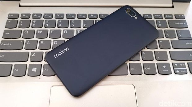 Menjajal Ponsel Murah Realme C2