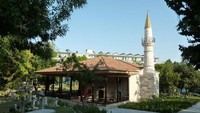 Nama masjid Esmahan Sultan diambil dari nama pendirinya yaitu Putri Esma, putri dari Sultan Selim II dan merupakan cucu dari Suleiman the Magnificient, salah seorang sultan ternama di kekhalifahan Utsmaniyah setelah Mehmet II sang penakluk. Di area sekitar Masjid Esmahan Sultan juga dapat ditemukan makam-makam tokoh terkenal di masa lalu. Dok. Wikipedia/Boyofdracula.