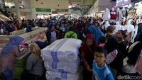 Pemandangan ini memang lumrah terjadi setiap tahunnya jelang Lebaran