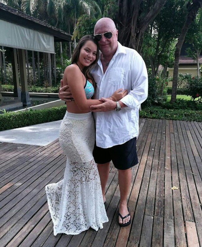 Margarida dilamar oleh Milos ketika hubungan mereka masih seumur jagung. Keduanya kenal di klub malam milik Milos di Swiss pada April lalu. Seperti dikutip Daily Mail, hubungan asmaranya baru berjalan enam minggu.  Foto: Dok. YouTube, Instagram