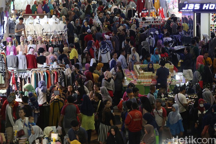 Pasar Tanah Abang kembali beroperasi normal setelah tutup beberapa hari imbas aksi 22 Mei. Warga pun menyerbu Pasar Tanah Abang untuk belanja jelang lebaran.