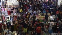 Pengunjung nampak memenuhi pasar terbesar se Asia Tenggara tersebut.