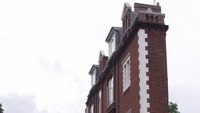Skinny Building di London di Inggris ini dilengkapi dengan lift eksternal. Istimewa/Dok. www.theworldgeography.com.