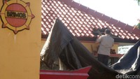 Kapolres Banyumas, AKBP Bambang Yudhantara Salamun, juga sempat terlihat mengecek kayu atap yang berlubang diduga terkena peluru. Menurut informasi, Kapolda Jateng Irjen (Pol) Rycko Amelza Dahniel tengah menuju Purwokerto.