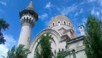 Selanjutnya ada Masjid Karol I yang didirikan oleh Raja Rumania Karol I yang beragama Nasrani. Masjid ini dibangun pada tahun 1910 dan dirancang oleh Victor Tefnescu, seorang arsitek asal Rumania. Dok. www.beautifulmosque.com.
