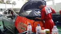 Para mekanik di bengkel tersebut biasanya melakukan pemeriksaan air radiator, oli mesin, dan minyak rem.