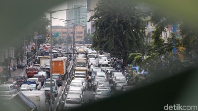 Penampakan Kendaraan Menumpuk Padati Kawasan Tanah Abang