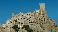 Ini merupakan kota berhantu di Craco, Italia. Istimewa/Dok. Boredpanda.