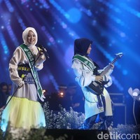 Pada segmen pertama grand final Sunsilk Hijab Hunt 2019, dua finalis Lisa Yuandira dan  Delvi Afriwanda tampil. Keduanya membawakan lagu Bohemian Rhapsody dari Queen sesuai dengan bakat masing-masing. Delvi lolos ke babak ini berkat permainan gitar dan penampilan rocker. Di panggung final, ia memainkan gitar listrik mengiringi suara Lisa yang merdu. Foto: Pradita Utama/Detikcom